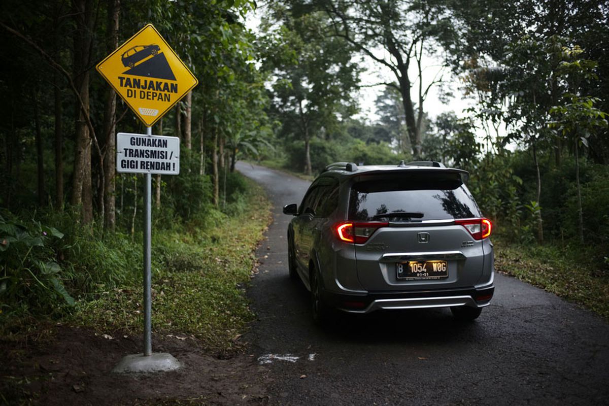 Tips Mengemudikan Mobil Matik CVT di Tanjakan